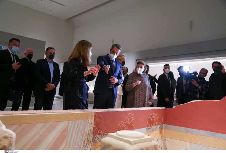 Ο Κυριάκος Μητσοτάκης επισκέφθηκε το νέο αρχαιολογικό μουσείο Χανίων - Συγκινημένος για την συλλογή των γονέων του