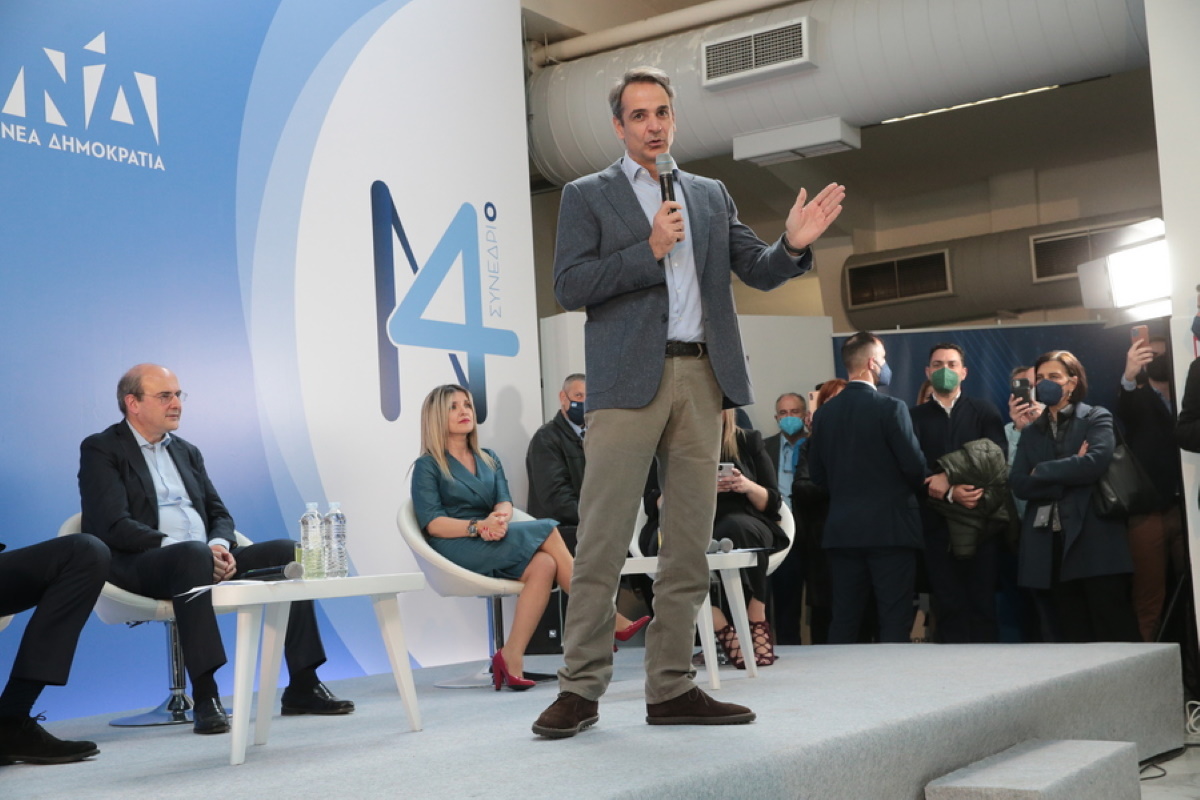 Ο πρωθυπουργός Κυριάκος Μητσοτάκης μιλάει κατά τη διάρκεια των προσυνεδριακών συζητήσεων, με θέμα «Κοινωνική Πολιτική & Ισότητα», στο γήπεδο ‘’Μ. Λοΐζος’’ στη Νίκαια, τη Δευτέρα 18 Απριλίου 2022. ΑΠΕ-ΜΠΕ