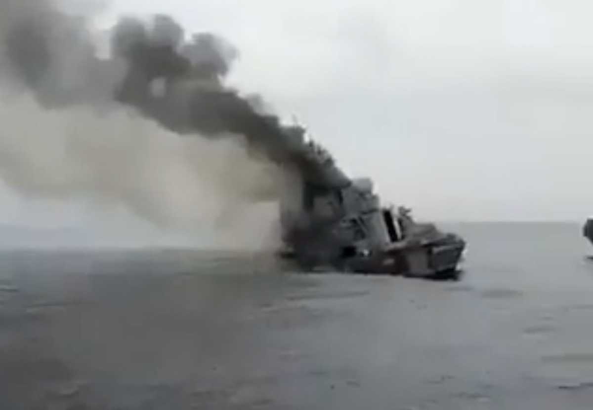 Moskva: Νέες εικόνες από τη ναυαρχίδα του ρωσικού στόλου λίγο πριν βουλιάξει