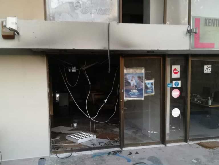 Έκρηξη από γκαζάκια στα γραφεία της ΝΔ στην Πεύκη