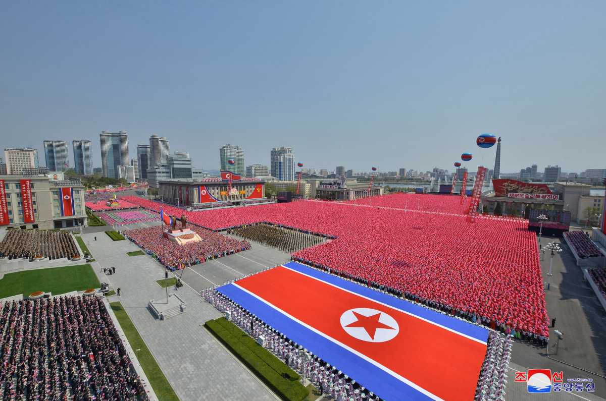 Βόρεια Κορέα: Νυχτερινή παρέλαση για τα 90 χρόνια του στρατού