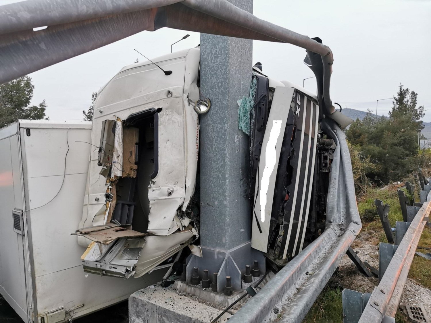 Λάρισα: Νεκρός οδηγός νταλίκας σε τροχαίο – «Καρφώθηκε» σε κολόνα