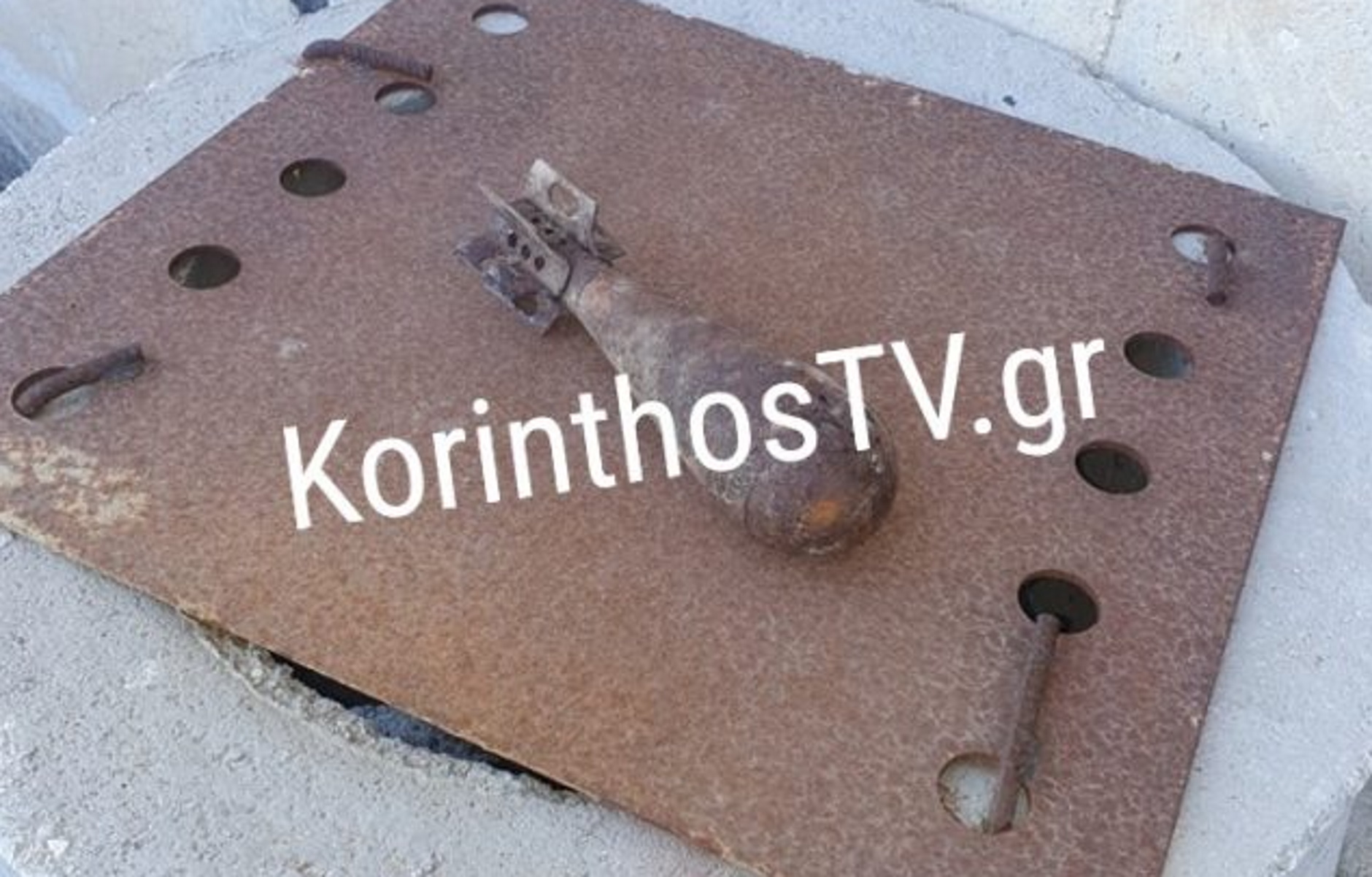 Όλμος σε δρόμο έξω από την Κόρινθο – Πυροτεχνουργοί του στρατού στο σημείο