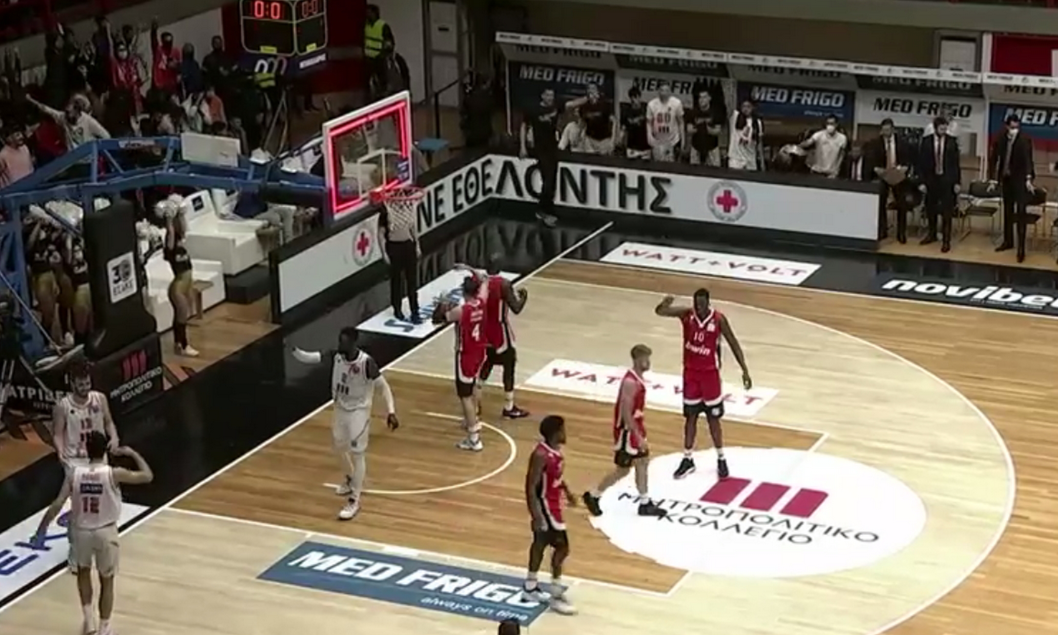 Προμηθέας Πάτρας – Ολυμπιακός: Αδιανόητο buzzer beater στο ημίχρονο