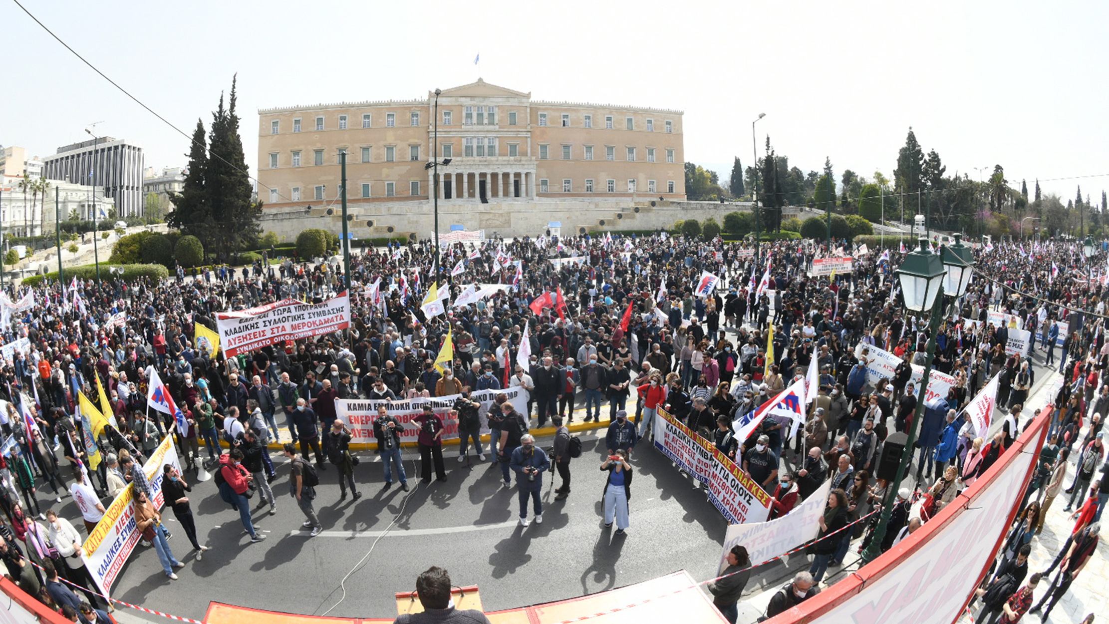 Απεργία: Μεγάλες συγκεντρώσεις από ΠΑΜΕ και ΓΣΕΕ – Κλειστό το κέντρο της Αθήνας