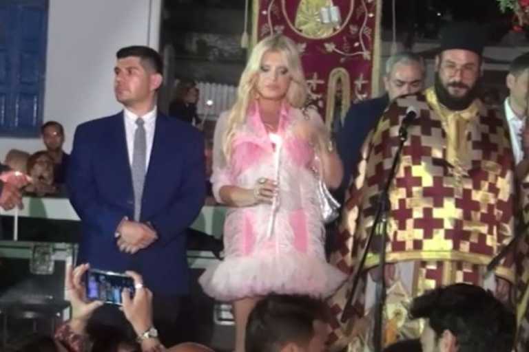 Μαρίνα Πατούλη: Ανάσταση στη Μύκονο με ροζ πουπουλένιο φόρεμα 