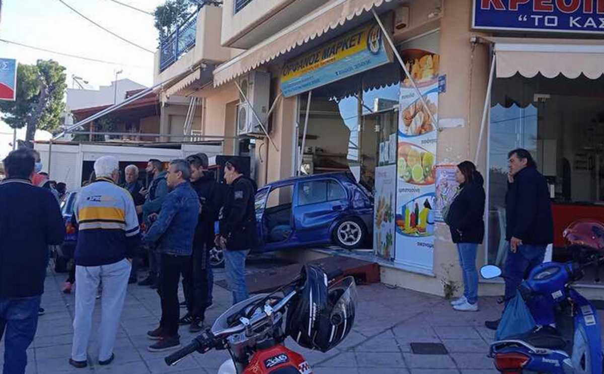 Πάτρα: Αυτοκίνητο μπούκαρε και διέλυσε μίνι μάρκετ – Αυτοψία στο σημείο λίγο μετά το τροχαίο