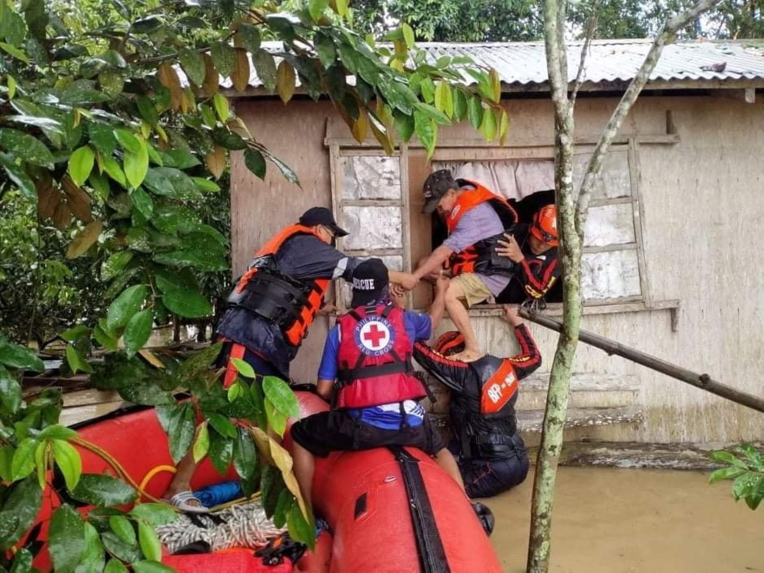 Φιλιππίνες: Πάνω από 100 οι αγνοούμενοι μετά το πέρασμα της τροπικής καταιγίδας Μέγκι