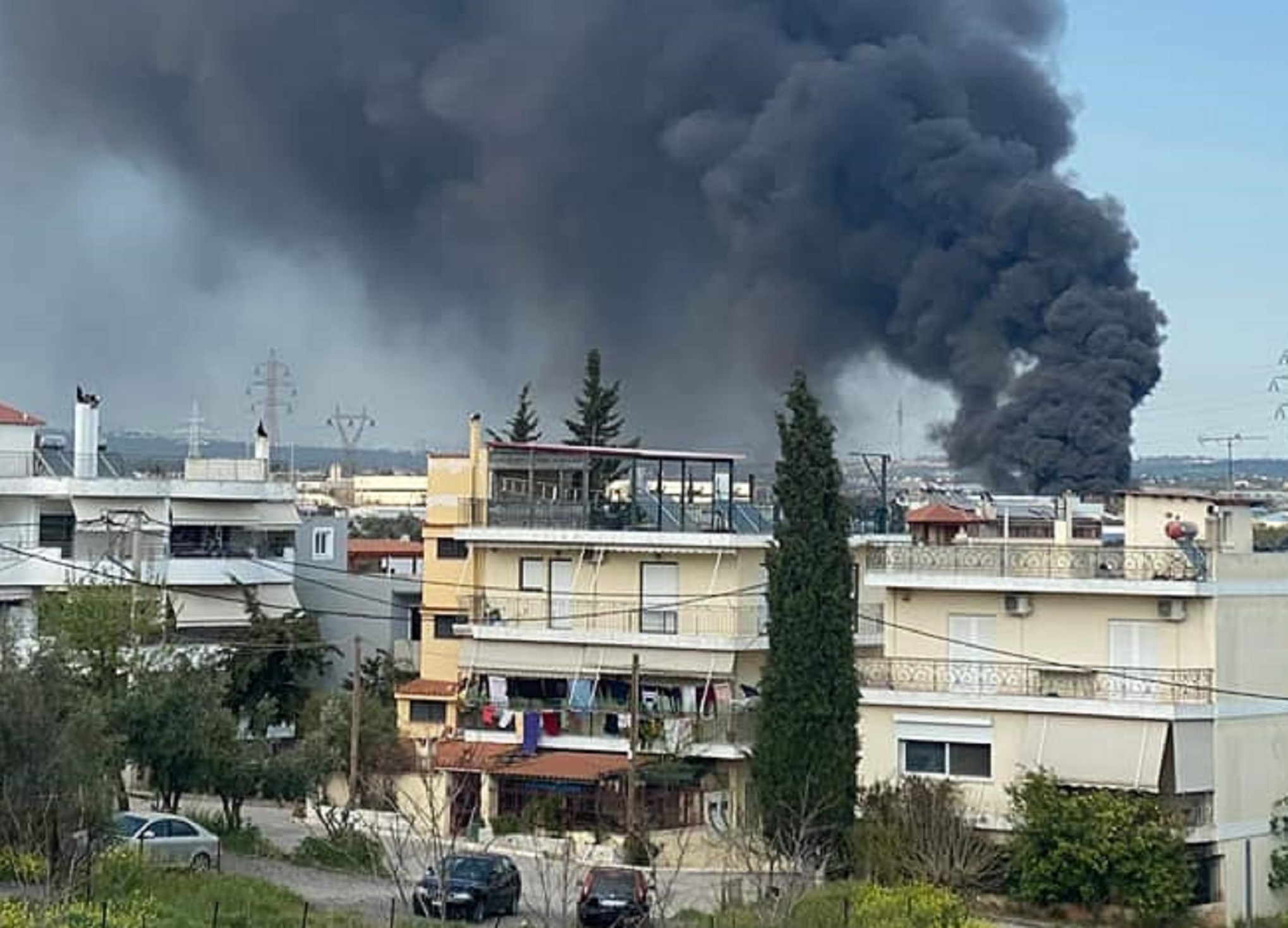 Φωτιά στις Αχαρνές – Μαύροι καπνοί έχουν σκεπάσει την περιοχή
