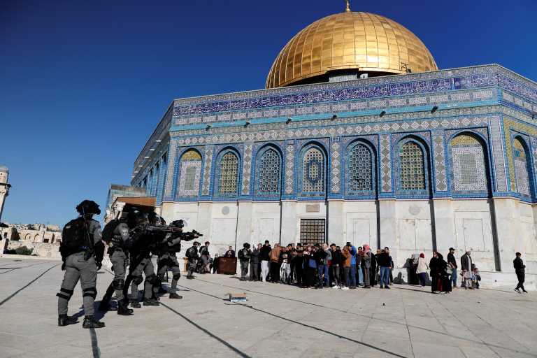Άγριες συγκρούσεις Παλαιστίνιων με Ισραηλινούς αστυνομικούς στην Πλατεία των Τεμενών στην Ιερουσαλήμ
