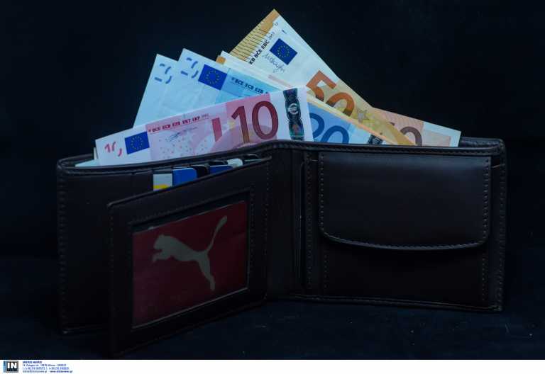 Κρήτη: Βρήκε πορτοφόλι γεμάτο λεφτά και το παρέδωσε – Πέταξε από τη χαρά του ο τουρίστας που το είχε χάσει