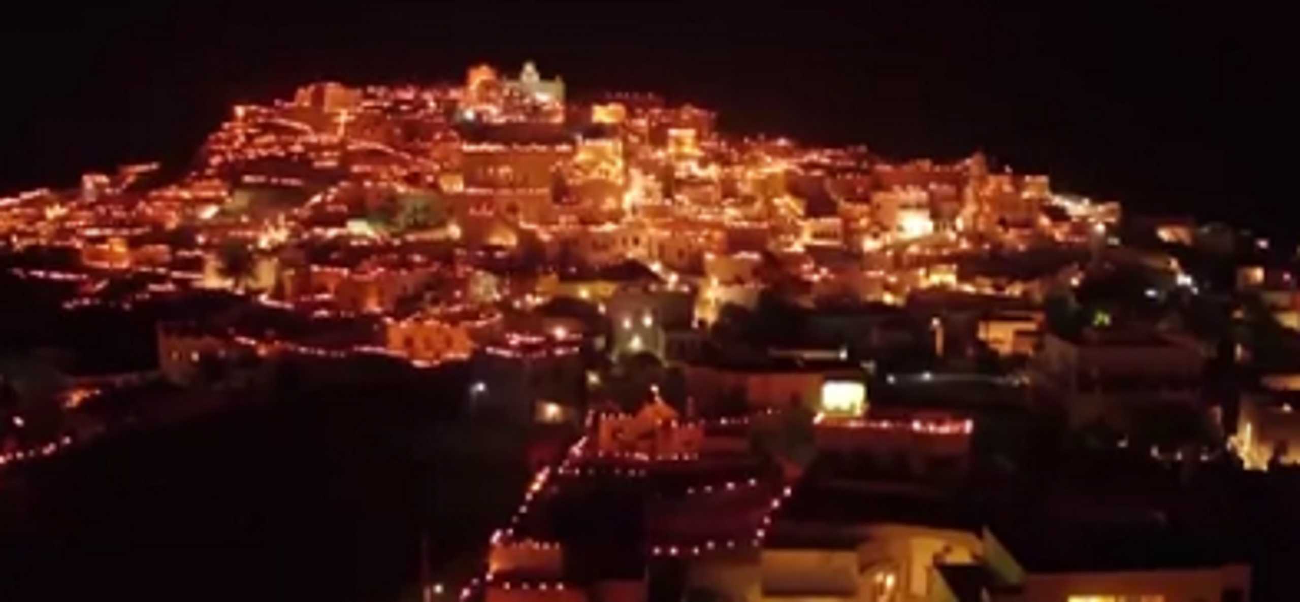 Σαντορίνη: Υπερθέαμα με ένα ολόκληρο χωριό να φωτίζεται από τα κεριά που ανάβουν οι κάτοικοι
