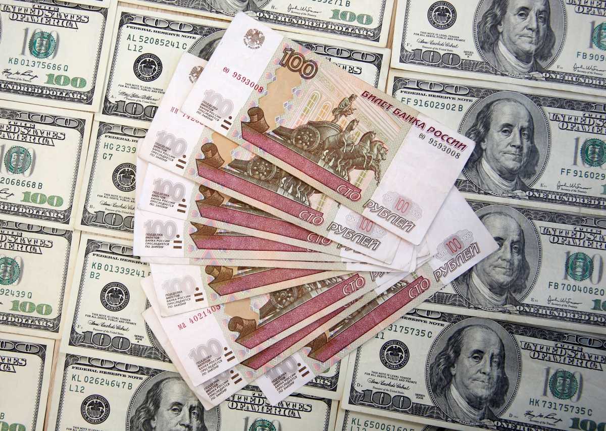 FILE PHOTO: A picture illustration shows U.S. Dollar and Russian Ruble banknotes in Sarajevo, March 9, 2015.  REUTERS
