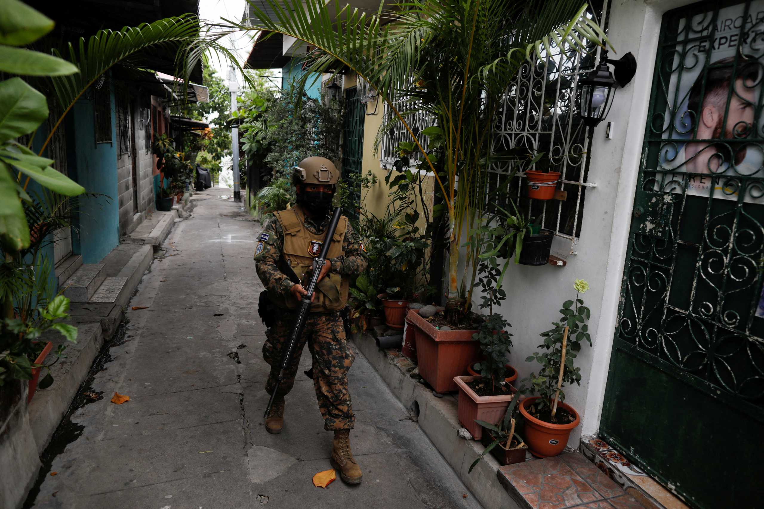 FILE PHOTO: A soldier patrols at the 22 de Abril neighborhood after El Salvador's Congress approved on Sunday emergency powers that temporarily suspended some constitutional protections after the Central American country recorded a sharp rise in killings attributed to criminal gangs, in San Salvador, Soyapango, March 29, 2022. REUTERS