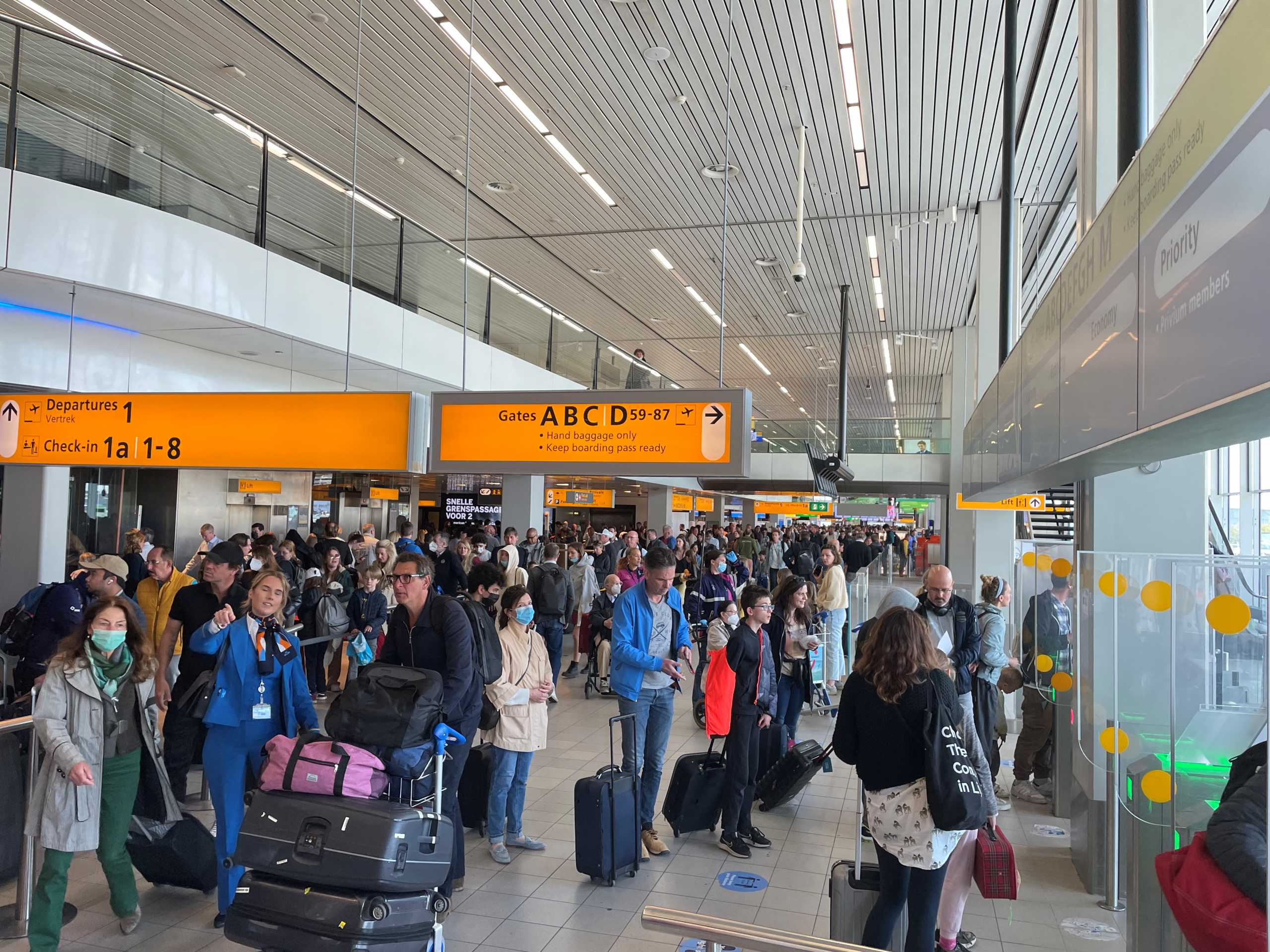 Ολλανδία: Χάος με τεράστιες ουρές ταξιδιωτών στο αεροδρόμιο Schiphol λόγω απεργίας του προσωπικού εδάφους
