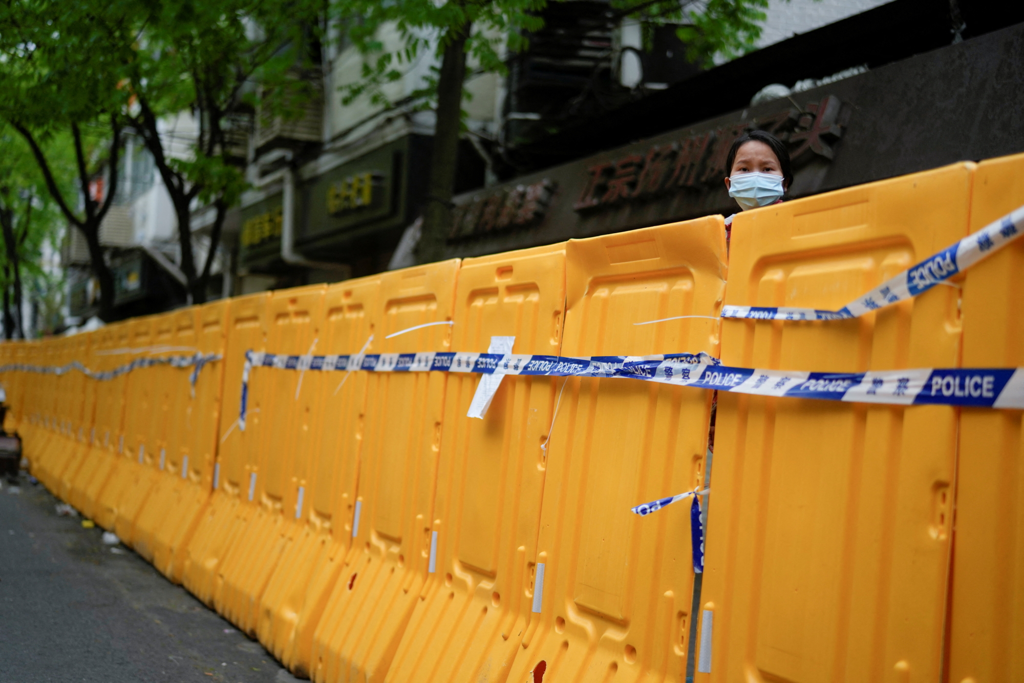 Σανγκάη: Αυστηρές ποινές για όποιον παραβιάσει το lockdown – Ανεβαίνουν τα κρούσματα