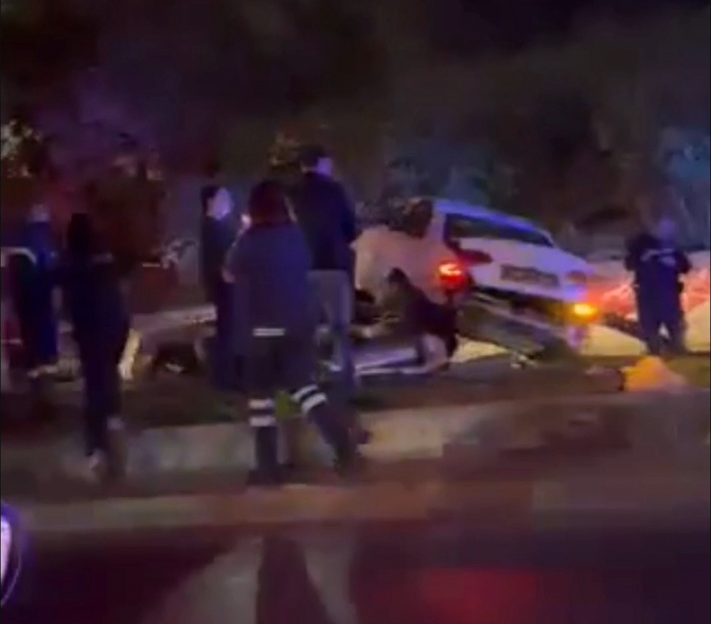 Θηβών: Συγκλονιστικές εικόνες λίγη ώρα μετά το τροχαίο με ένα νεκρό – Έπεσε ξαφνικά ένα αυτοκίνητο από πάνω του