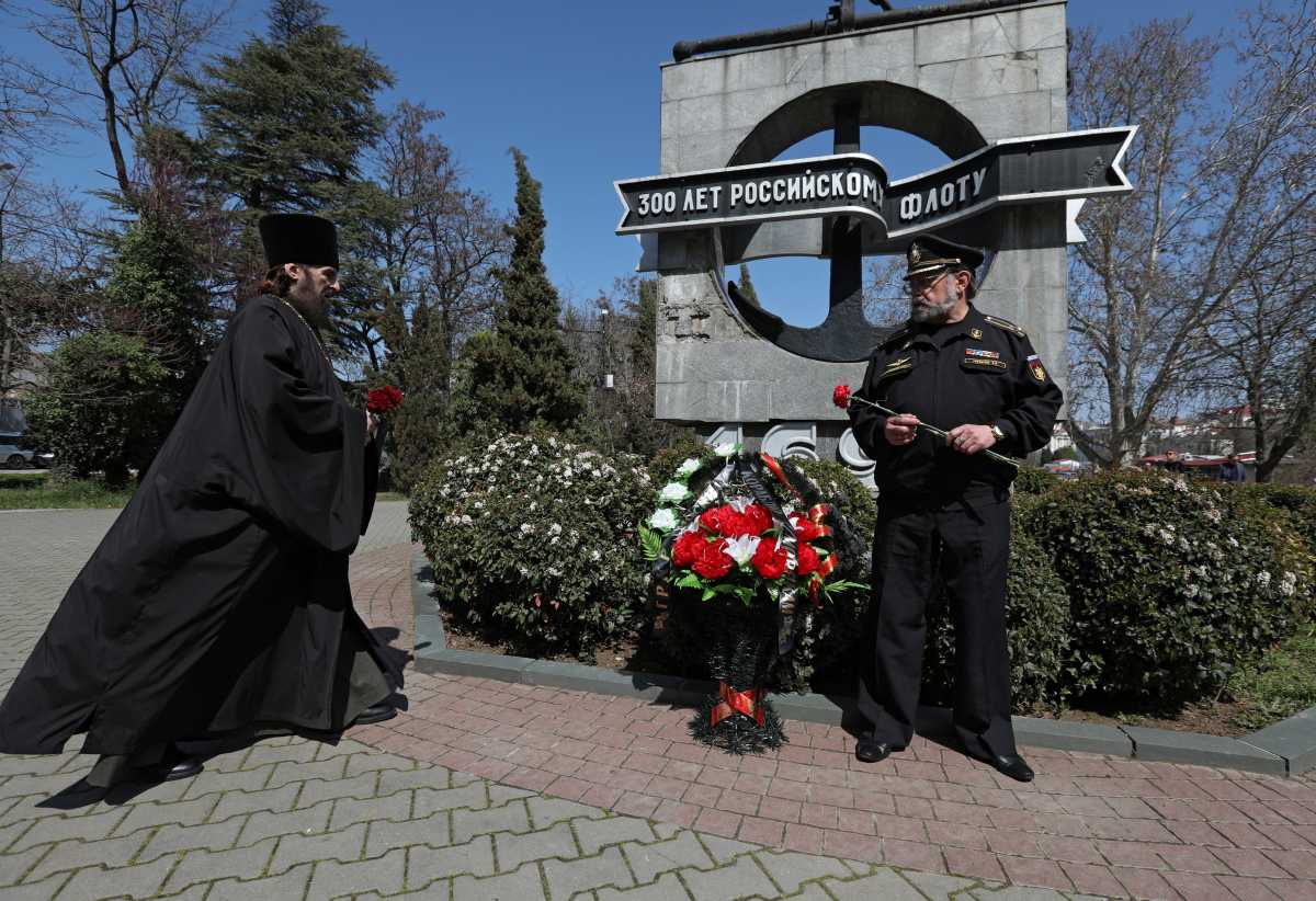 Πόλεμος στην Ουκρανία: Θρίλερ με τους νεκρούς του Moskva – Περίεργη επιγραφή σε στεφάνια σε τελετή στη Σεβαστούπολη