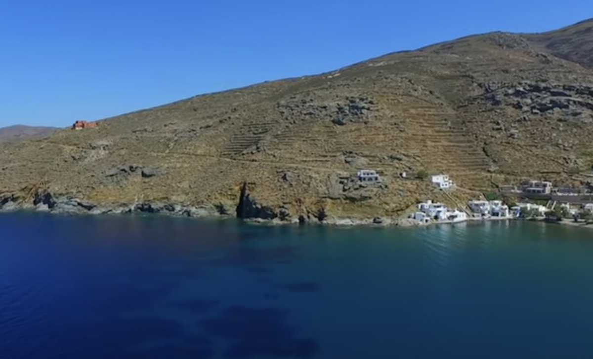 Το ελληνικό χωριό που έχει φόντο… το νησάκι του Πλανήτη