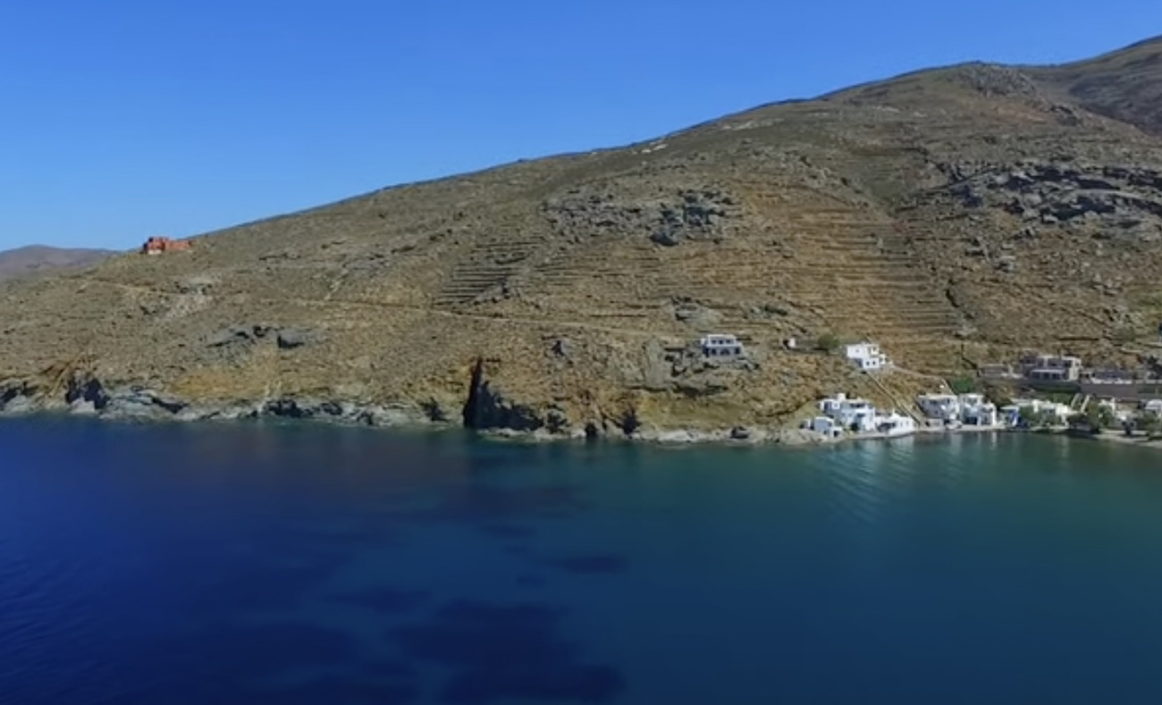 Το ελληνικό χωριό που έχει φόντο… το νησάκι του Πλανήτη