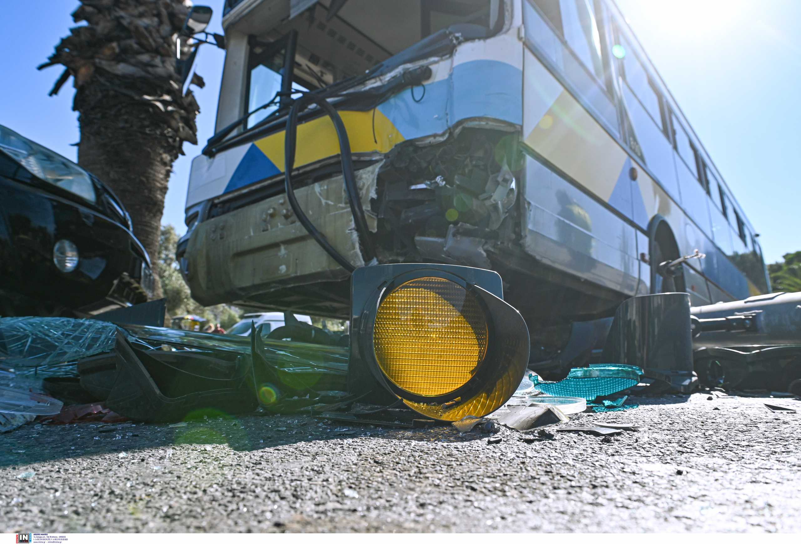 Θεσσαλονίκη: Τροχαίο με αυτοκίνητο να «καρφώνεται» σε εν κινήσει λεωφορείο – Ένας τραυματίας