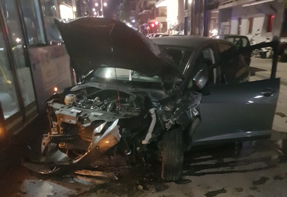 Λάρισα: Διαλύθηκαν δύο αυτοκίνητα σε φοβερό τροχαίο – Στο νοσοκομείο 34χρονος οδηγός που τραυματίστηκε