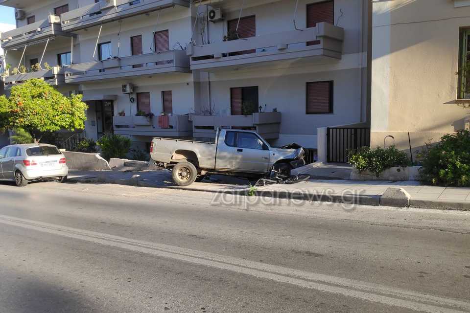Τρελή πορεία αυτοκινήτου σε τροχαίο