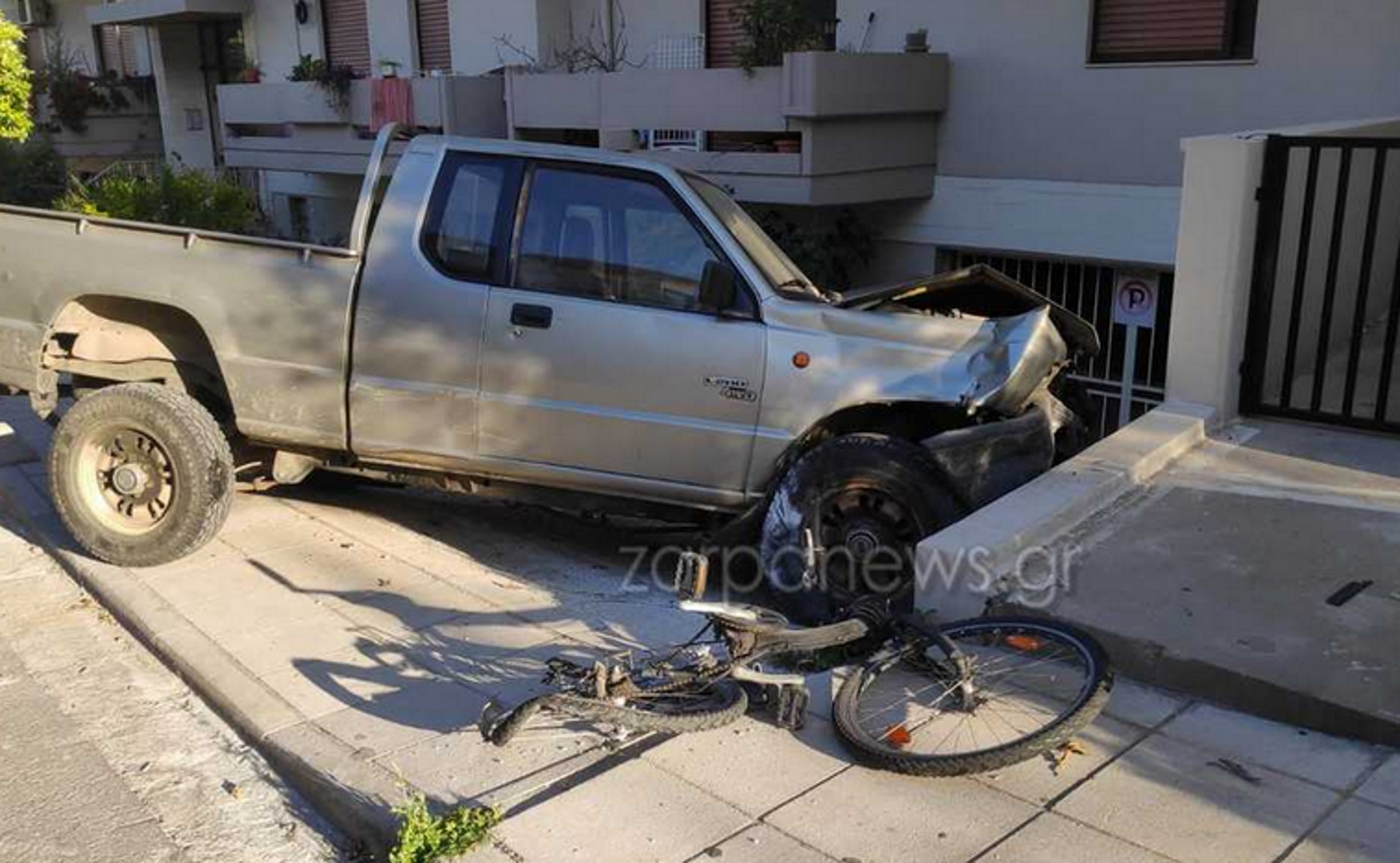 Χανιά: Η τρελή πορεία αυτοκινήτου σε τροχαίο – Πήρε παραμάζωμα αγροτικό και διέλυσε τοίχο σπιτιού