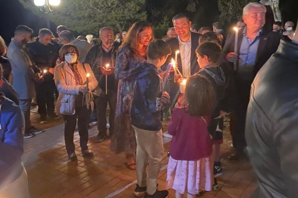 Αλέξης Τσίπρας: Στην εκκλησία μαζί με την Μπέτυ Μπαζιάνα για την Ανάσταση