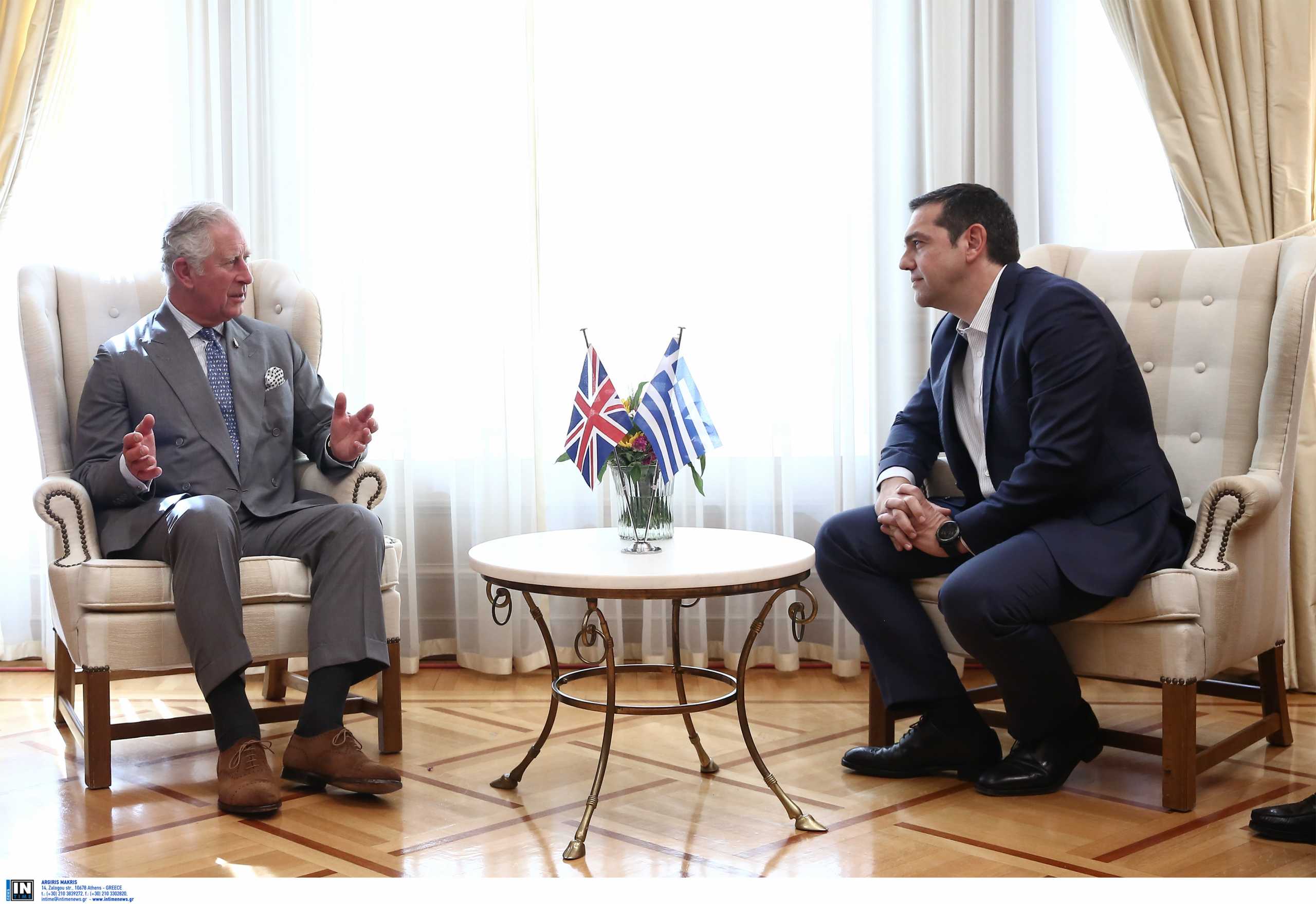 ΝΔ σε ΣΥΡΙΖΑ: Όταν ο Τσίπρας υποδεχόταν τον Κάρολο την λέγατε «επίσκεψη ορόσημο»