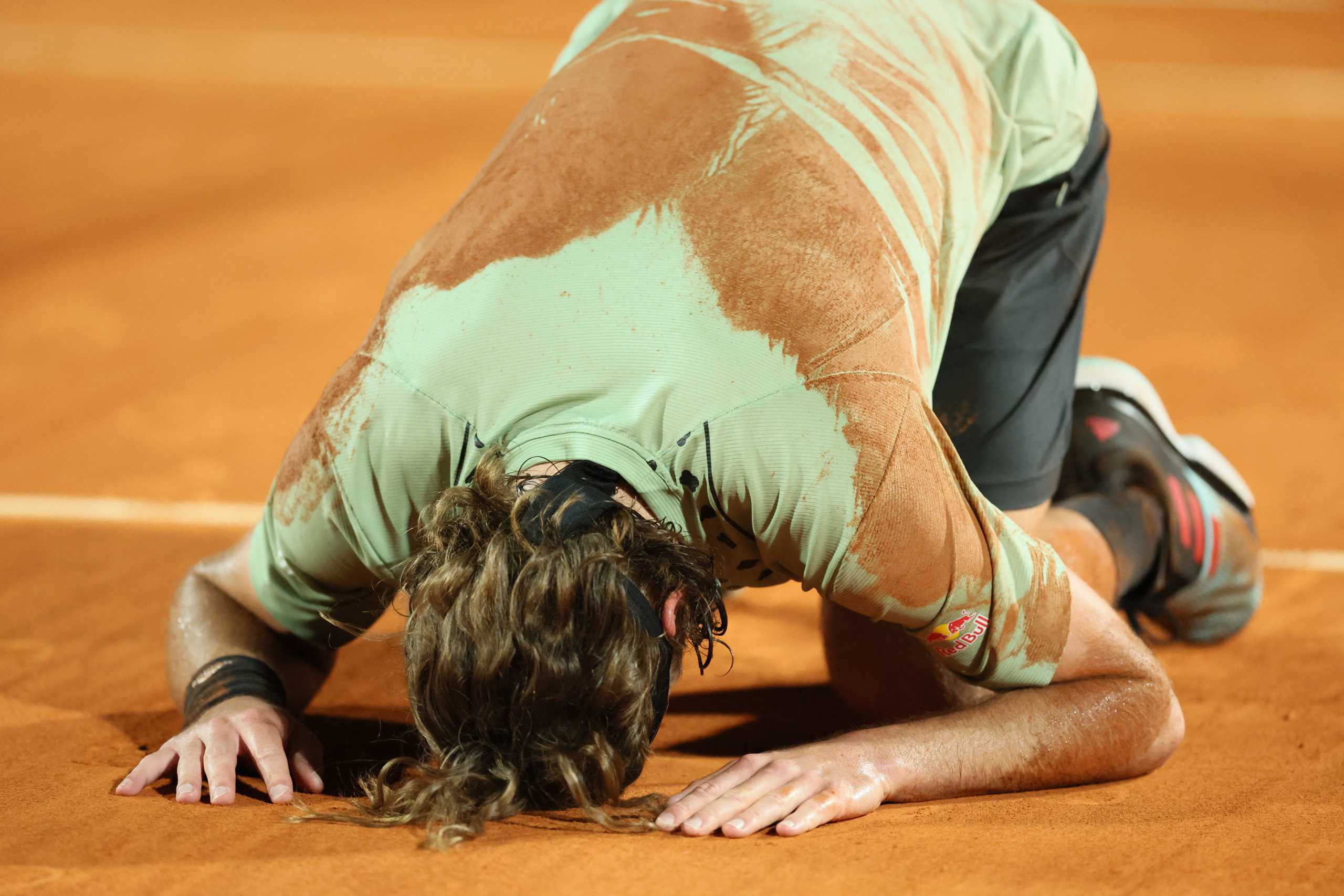 Tennis - ATP Masters 1000 - Monte Carlo Masters - Monte-Carlo Country Club, Roquebrune-Cap-Martin, France - April 15, 2022 Greece's Stefanos Tsitsipas celebrates after winning his quarter final match against Argentina's Diego Schwartzman REUTERS