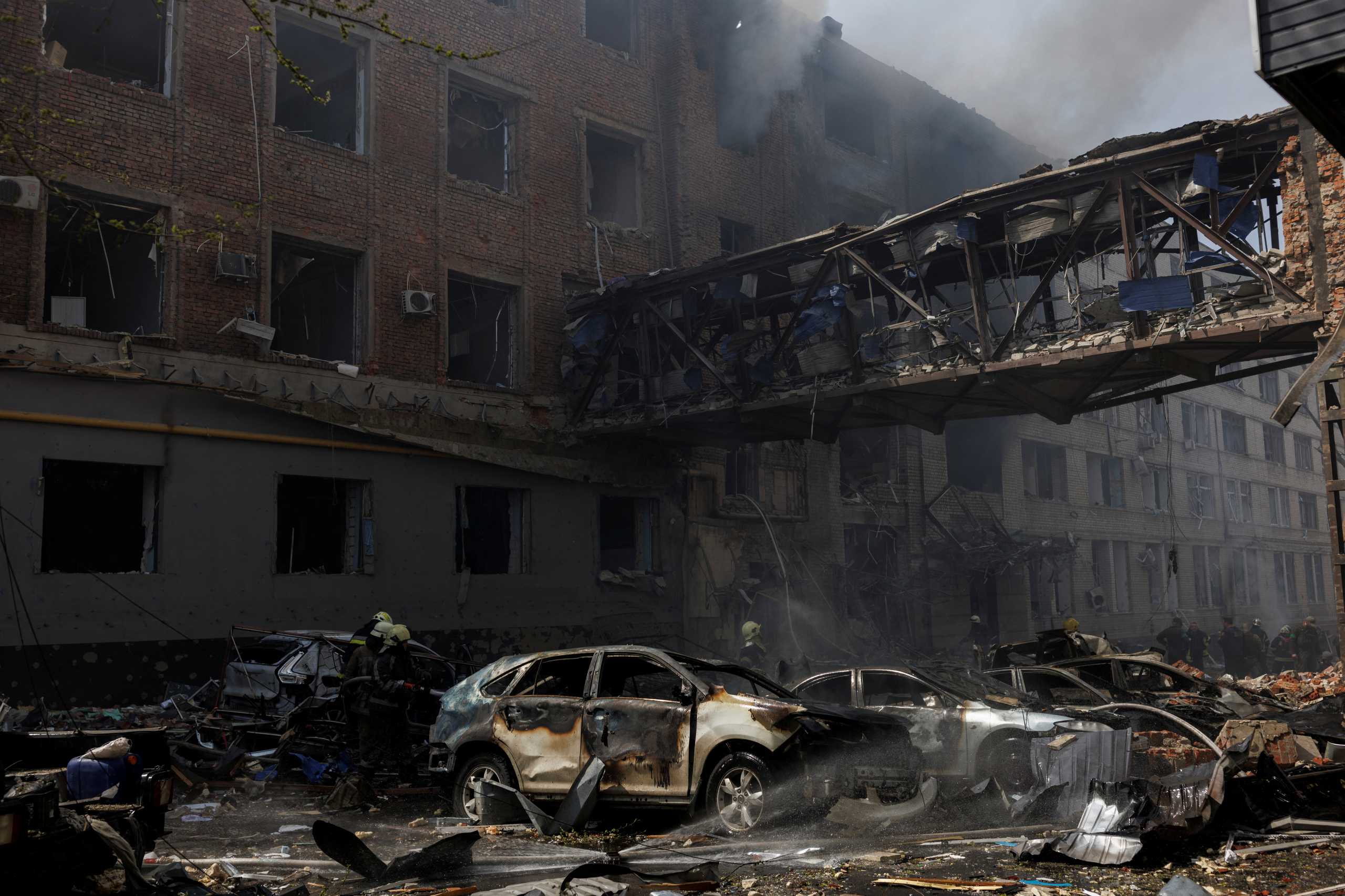 Πόλεμος στην Ουκρανία: Η Ρωσία σφυροκοπά αλύπητα Κίεβο, Χάρκοβο, Λβιβ – Θάνατος παντού στη Μαριούπολη