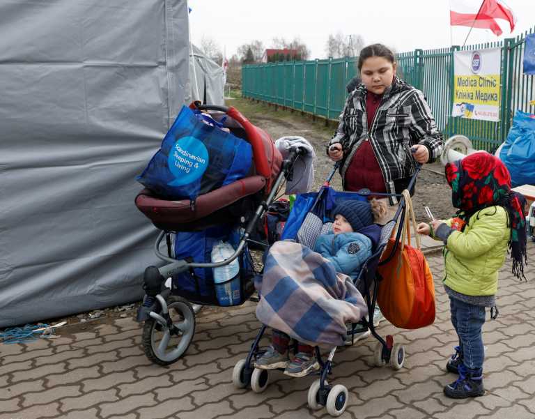 Βυθισμένα στη φτώχεια 4 εκατ. παιδιά λόγω πολέμου και πληθωρισμού - «Τα περισσότερα στη Ρωσία» λέει η Unicef