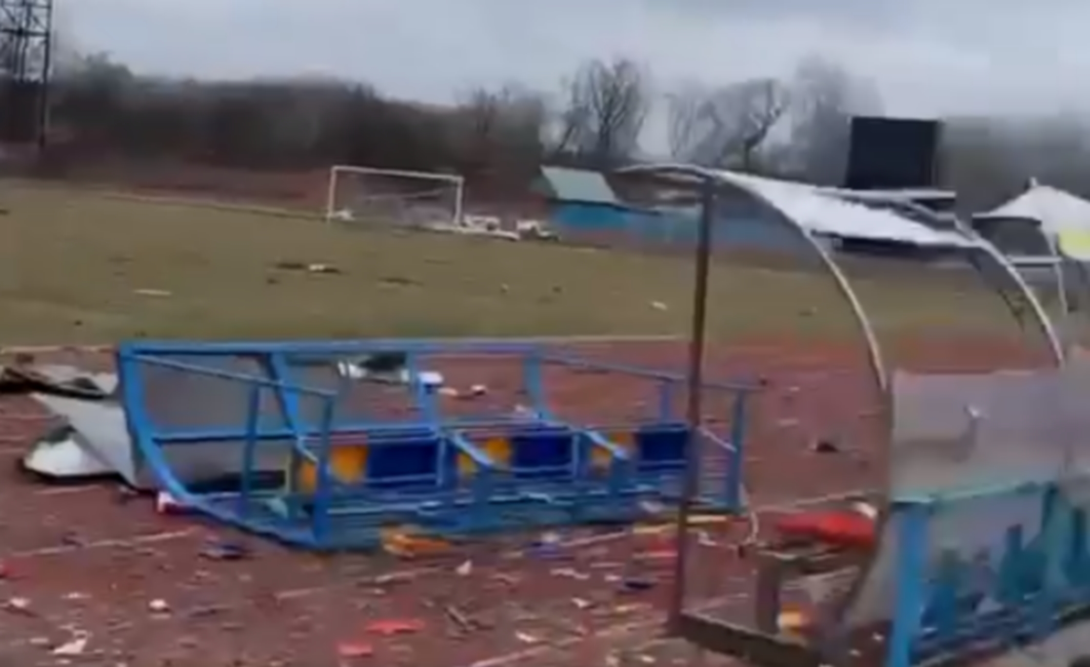 Xαλάσματα το γήπεδο της Ντέσνα Τσερνίχιβ μετά τους βομβαρδισμούς των Ρώσων