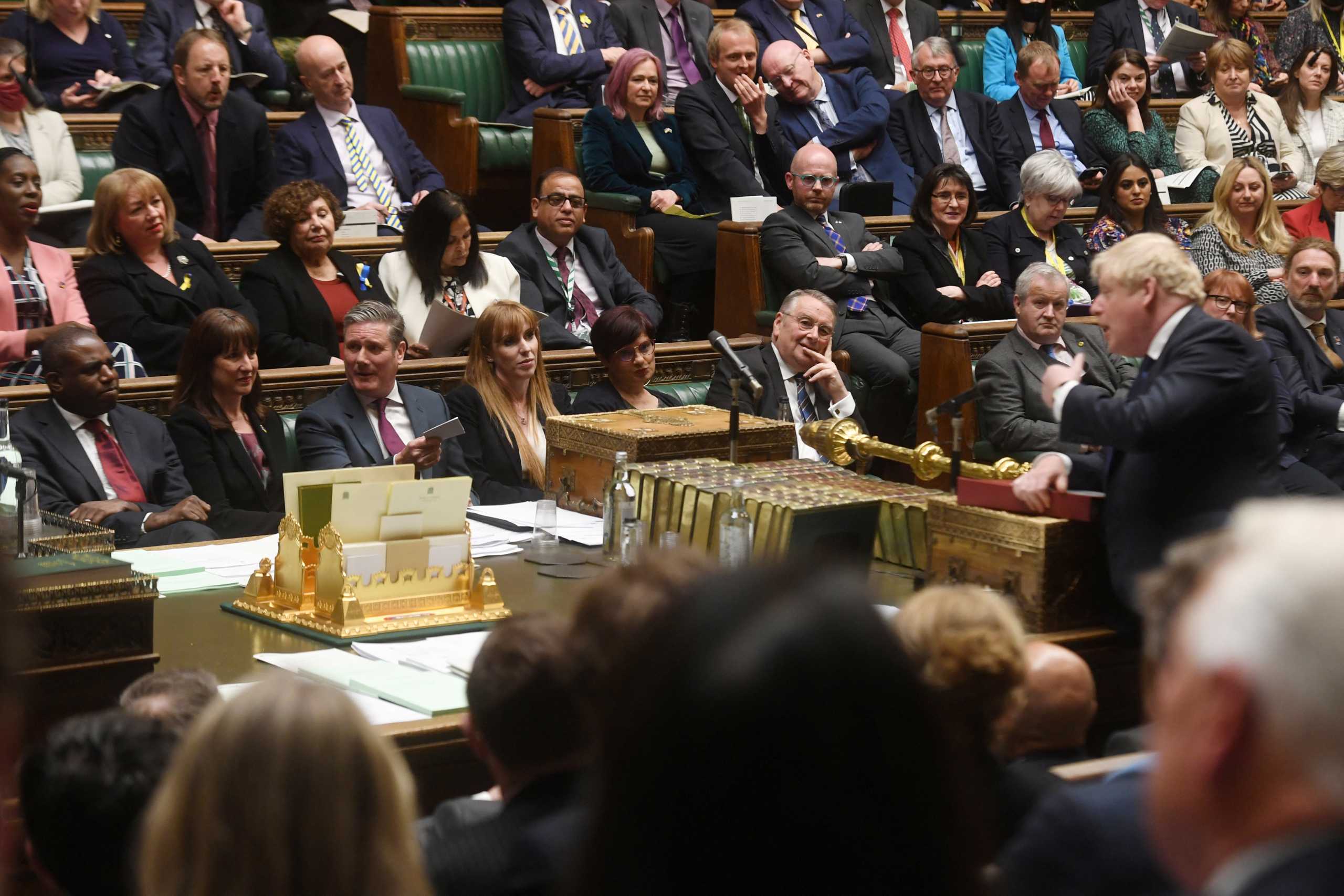 Βρετανίδα υπουργός σε άντρες βουλευτές: «Κρατήστε τα χέρια στις τσέπες σας»