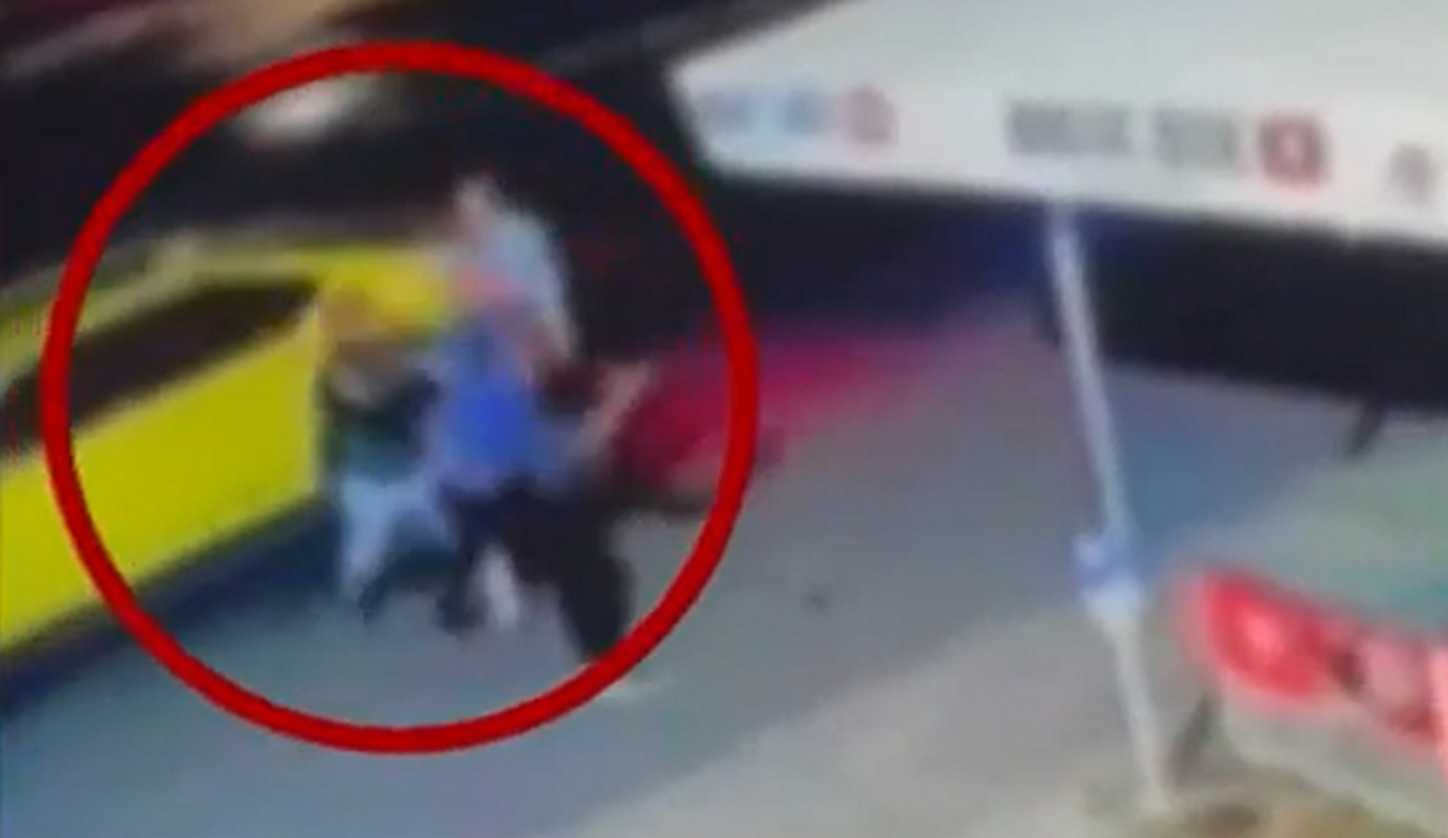 Άγριος ξυλοδαρμός οδηγού  ταξί στη Γλυφάδα – Βίντεο από την επίθεση που έστειλε το θύμα στο νοσοκομείο