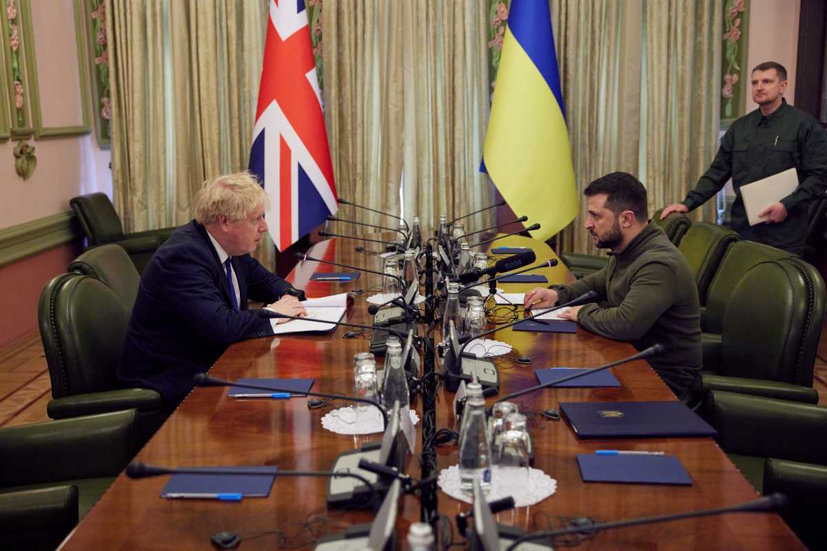 Επικοινωνία Ζελένσκι – Τζόνσον: Επί τάπητος η άμυνα και η εξαγωγή σιτηρών από την Ουκρανία