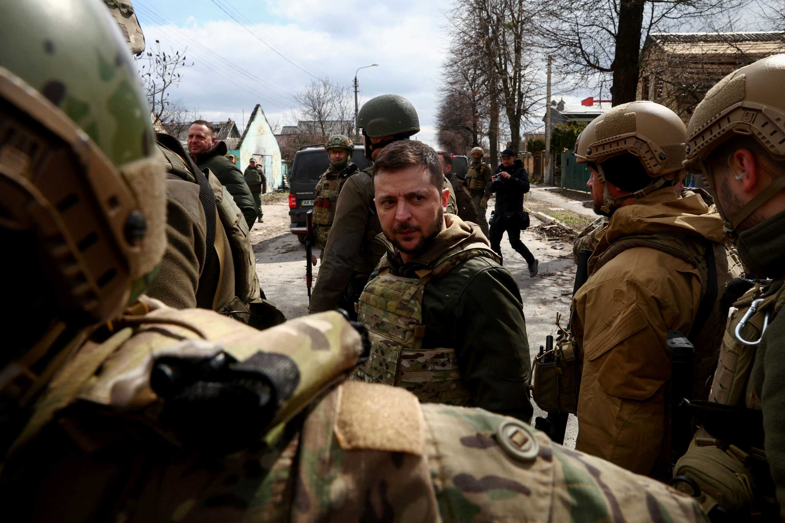 Πόλεμος στην Ουκρανία: Ο Ζελένσκι επισκέφθηκε τη Μπούτσα – «Χασάπηδες και βιαστές οι Ρώσοι στρατιώτες»