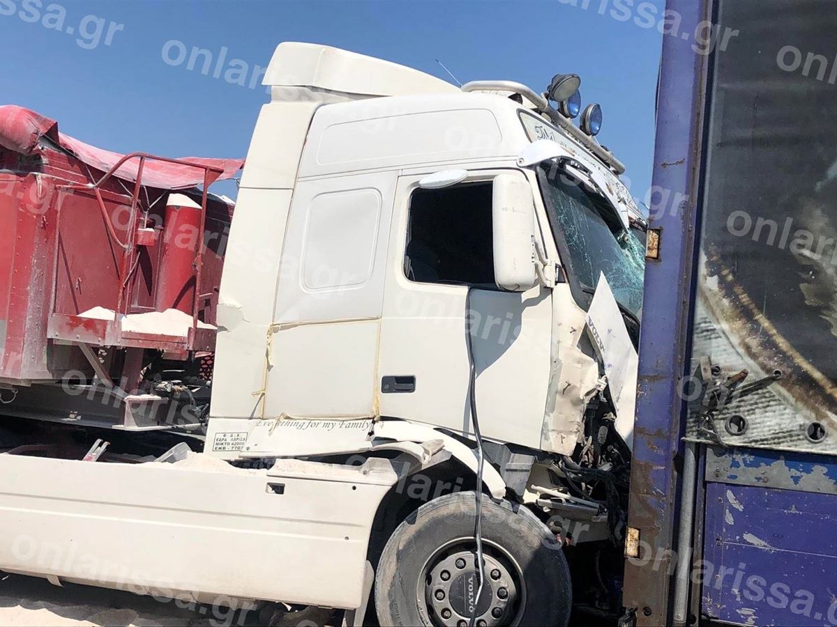 Λάρισα: Καραμπόλα με 4 νταλίκες – Εγκλωβίστηκε οδηγός αυτοκινήτου – Οι πρώτες εικόνες μετά το τροχαίο