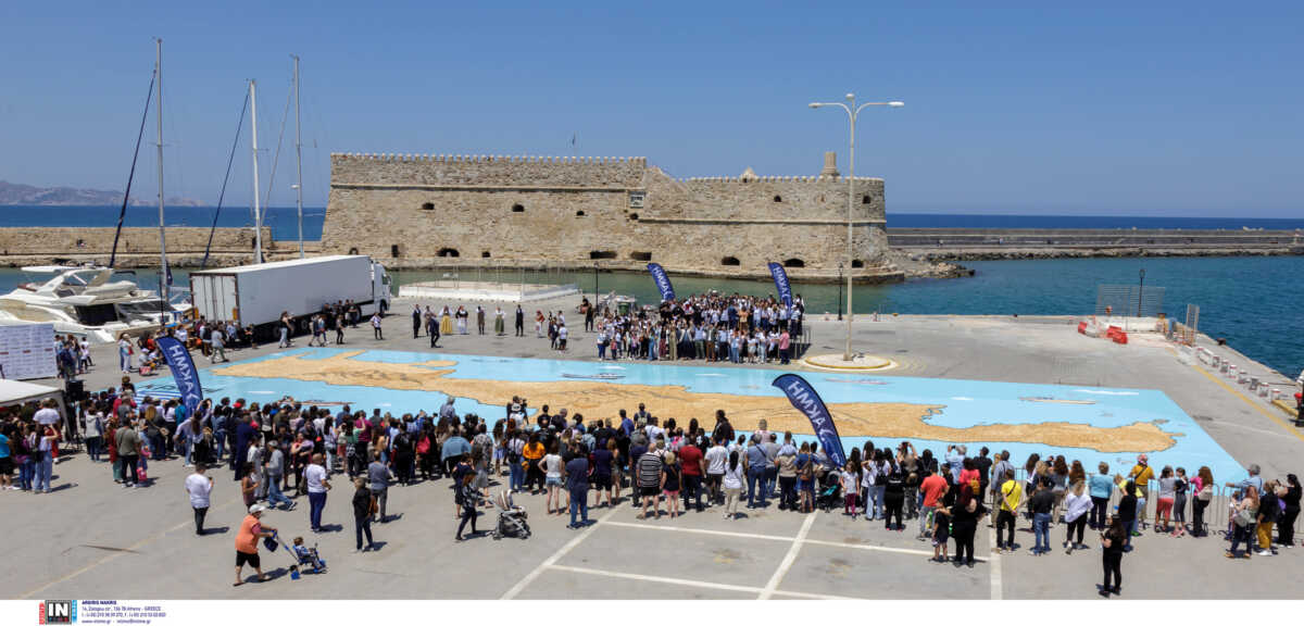 Ηράκλειο: Ρεκόρ Γκίνες για τον χάρτη της Κρήτης με 32.000 καλιτσούνια – Δείτε τις εικόνες στο λιμάνι