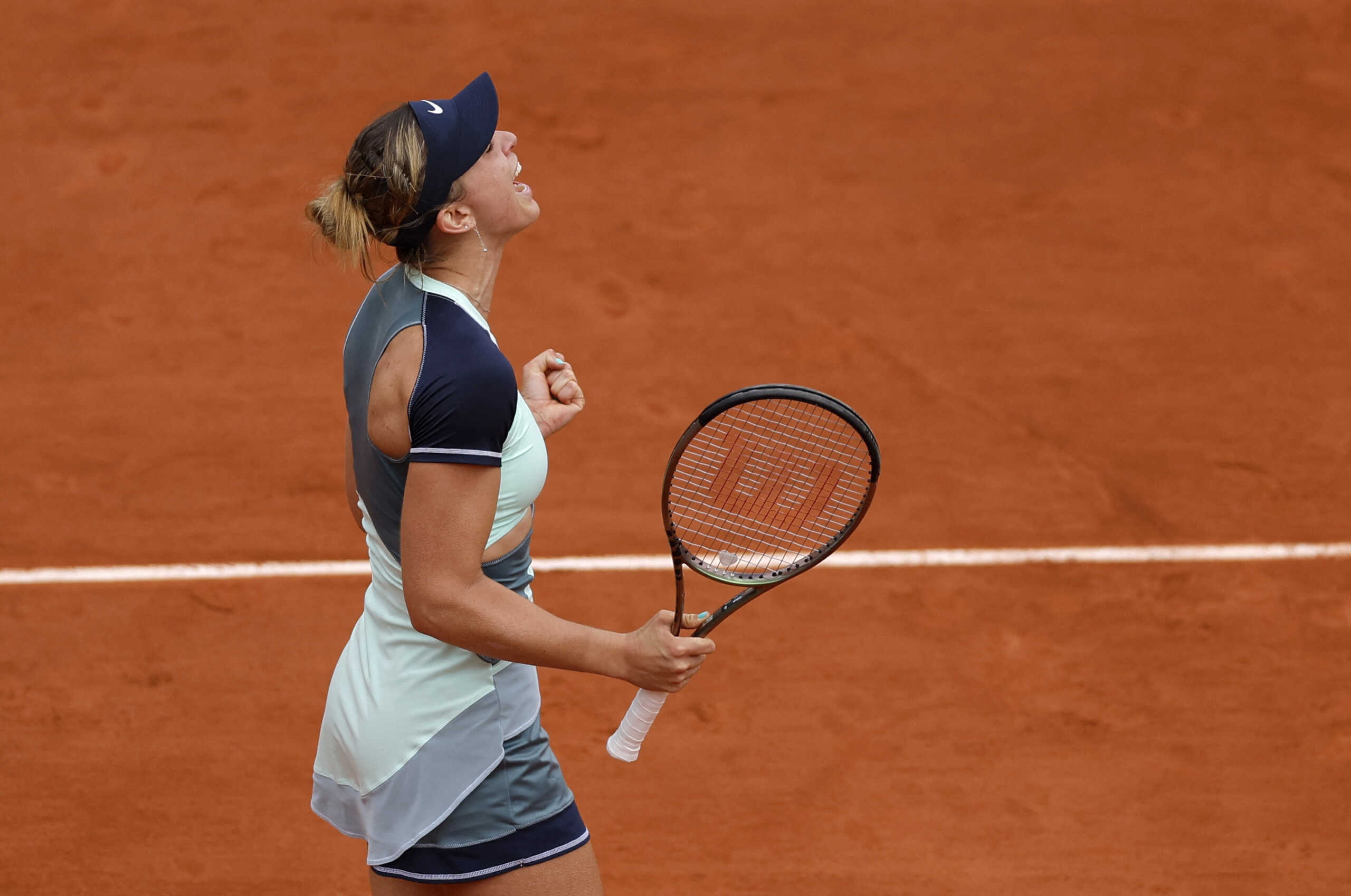 Tennis - French Open - Roland Garros, Paris, France - May 26, 2022 Spain's Paula Badosa celebrates after winning her second round match against Slovenia's Kaja Juvan REUTERS