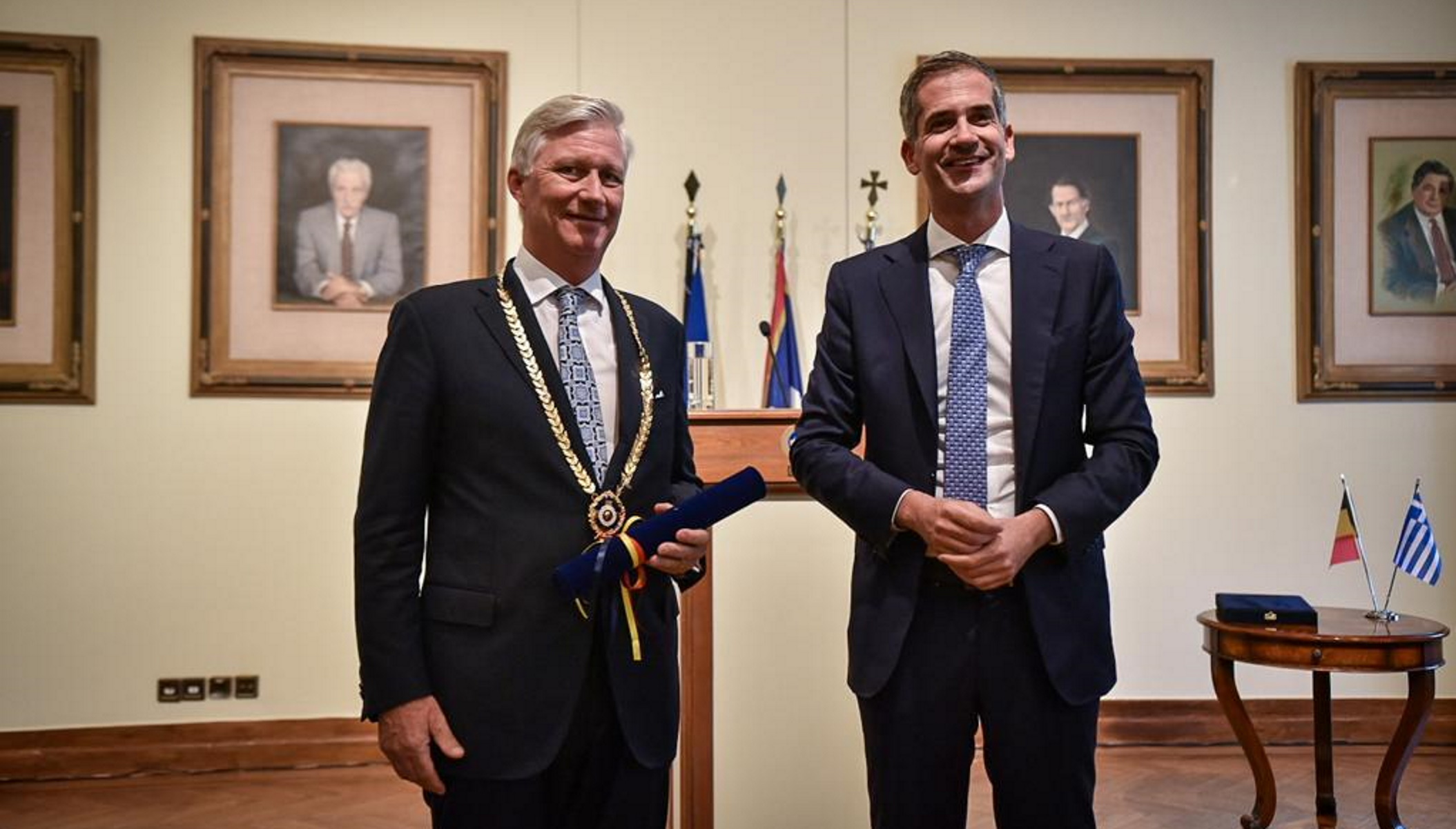 Ο Κώστας Μπακογιάννης απένειμε στον Βασιλιά του Βελγίου το Χρυσό Μετάλλιο της Πόλεως των Αθηνών