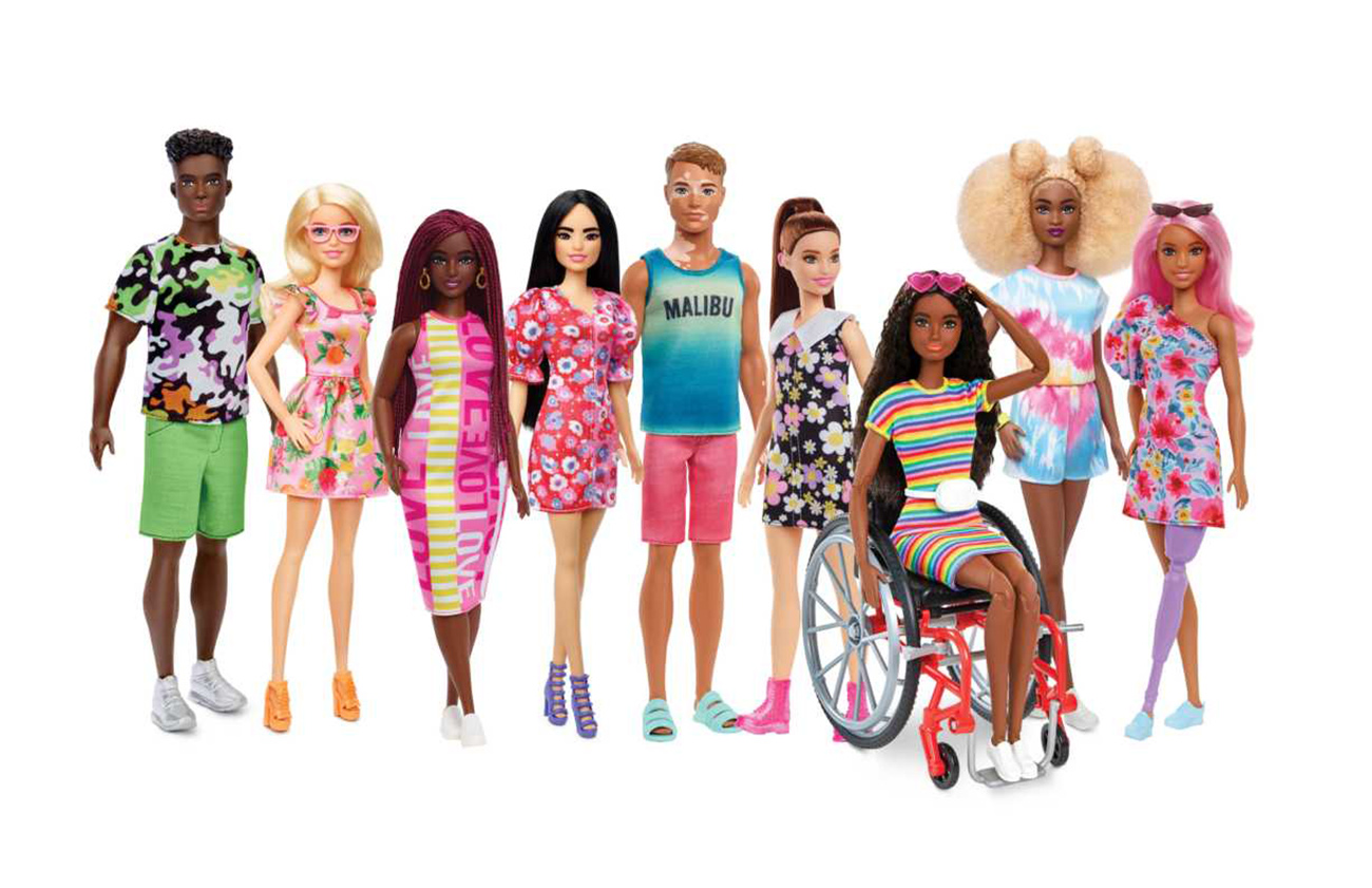 Η Barbie® παρουσιάζει την πρώτη κούκλα με ακουστικά βαρηκοΐας και την κούκλα Ken με λεύκη