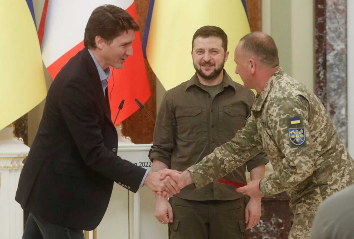 Canadian Prime Minister Justin Trudeau and Ukraine's President Volodymyr Zelenskiy award a Ukrainian service member during a news conference, as Russia's attack on Ukraine continues, in Kyiv, Ukraine May 8, 2022.  REUTERS