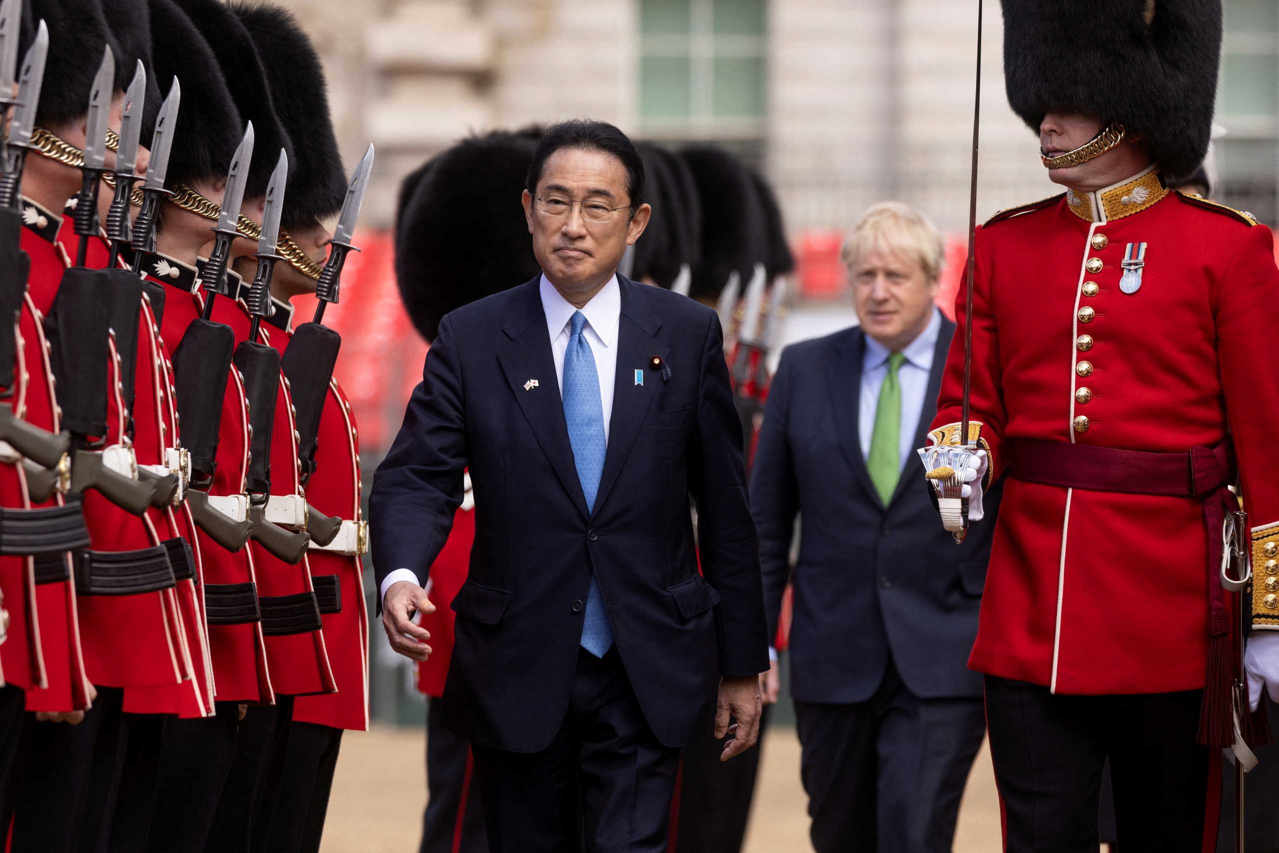 British Prime Minister Boris Johnson welcomes Japanese Prime Minister Fumio Kishida with a guard of honour at Westminster, in London, Britain May 5, 2022. Dan Kitwood