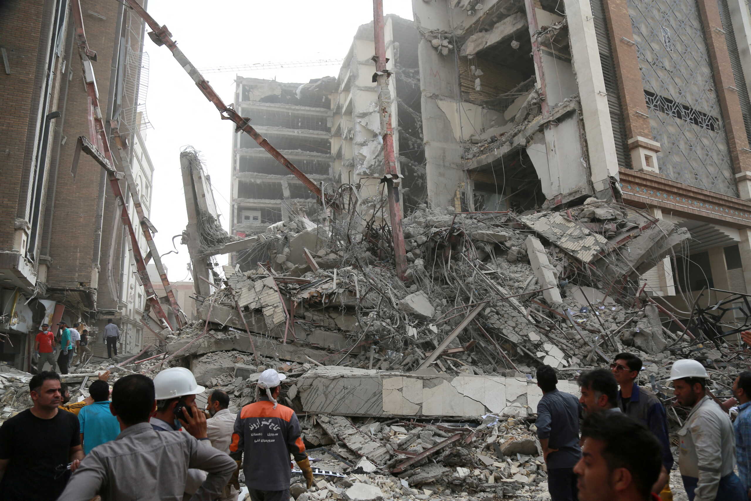 FILE PHOTO: Rescue crews work at the site of a ten-storey building collapse in Abadan, Iran May 23, 2022. WANA (West Asia News Agency) via REUTERS ATTENTION EDITORS - THIS IMAGE HAS BEEN SUPPLIED BY A THIRD PARTY.
