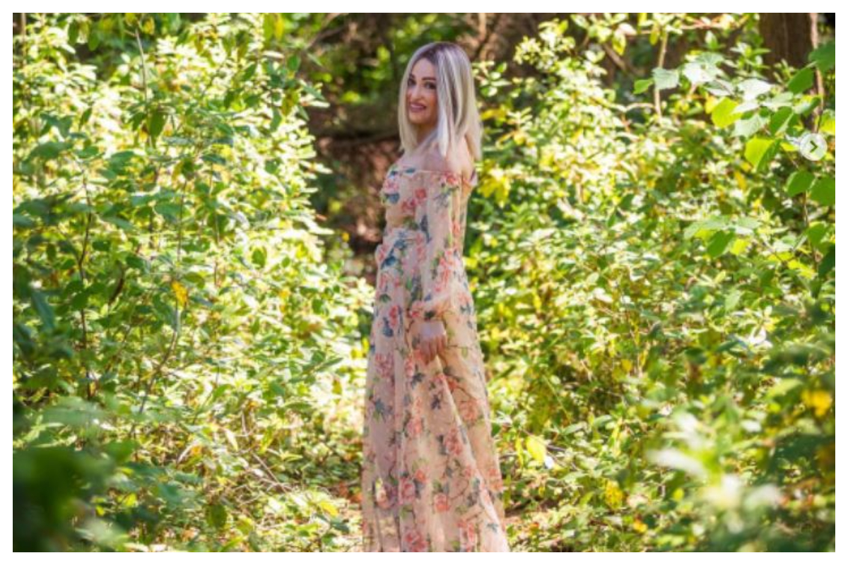 Ιωάννα Παλιοσπύρου: Ποζάρει χωρίς μάσκα και με floral φόρεμα στο δάσος