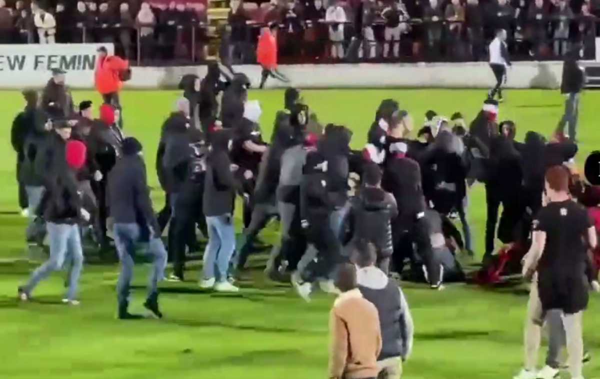 «Ντου» οπαδών και άγριο ξύλο εντός αγωνιστικού χώρου στο Βέλγιο