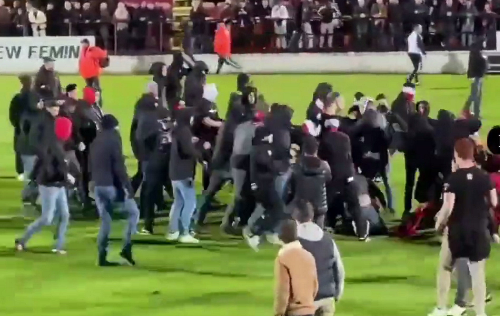 «Ντου» οπαδών και άγριο ξύλο εντός αγωνιστικού χώρου στο Βέλγιο
