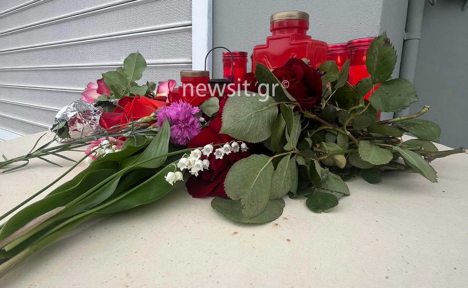 Γυναικοκτονία στην Καβάλα: Λουλούδια και κεριά έξω από το φαρμακείο της 43χρονης – Εικόνες από τον τόπο της τραγωδίας